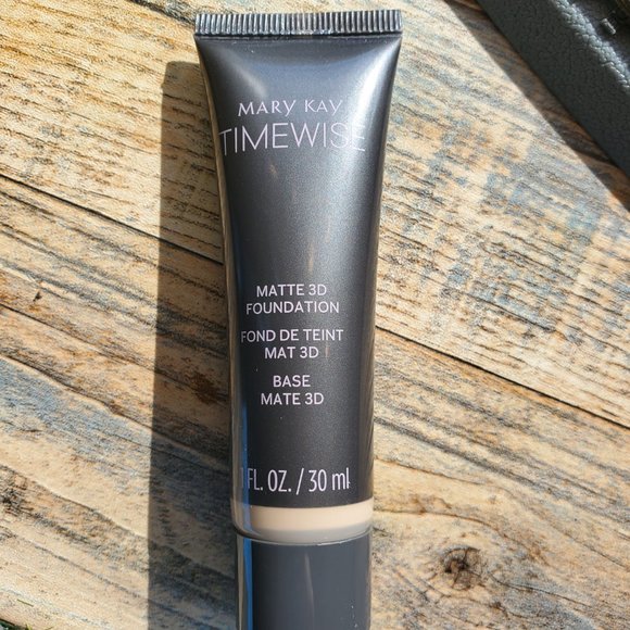 Beige N 150 Matte 3D Foundation - Combo to Oily Skin - Timewise Mary Kay - Picture 3 of 4